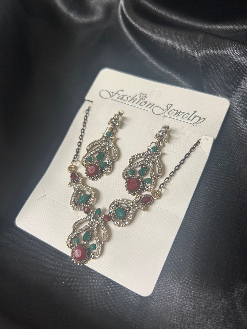 🇨🇦3/$15  Green and Red Teardrop Pendant Necklace with Matching Earrings